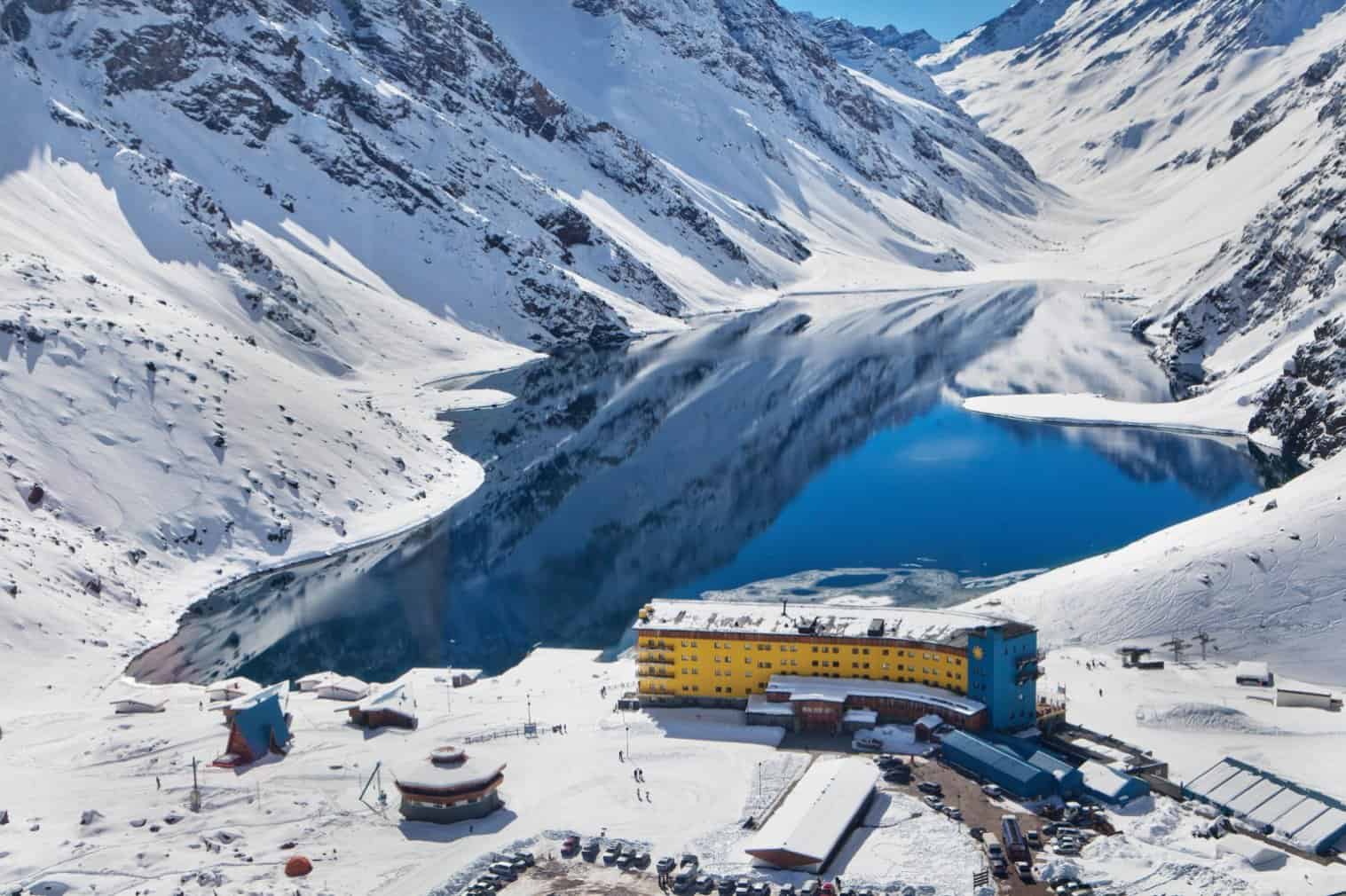 Vista da Laguna del Inca congelada cercada por montanhas nevadas em Portillo durante o inverno